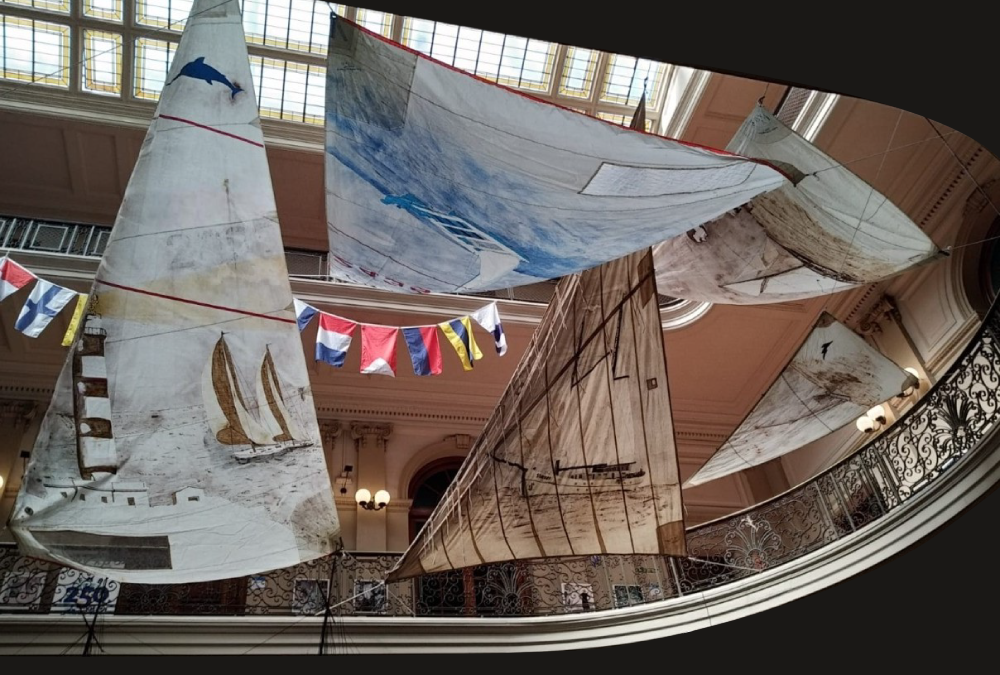 Exposició de VELES PINTADES als màstils del vaixell Sirius